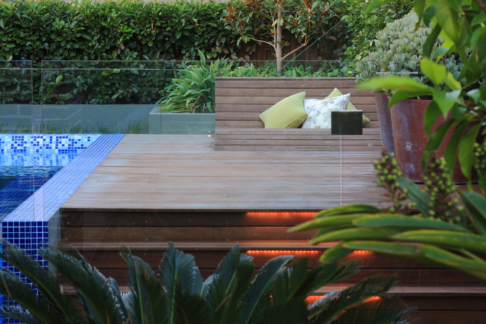 Mittelgroßer Moderner Garten hinter dem Haus mit Wasserspiel, direkter Sonneneinstrahlung und Dielen in Sydney