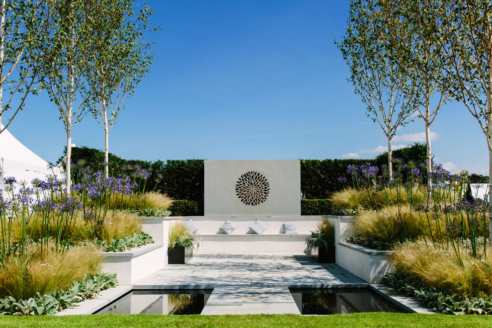 Идея дизайна: солнечный сад с прудом среднего размера на заднем дворе в средиземноморском стиле с хорошей освещенностью и покрытием из каменной брусчатки