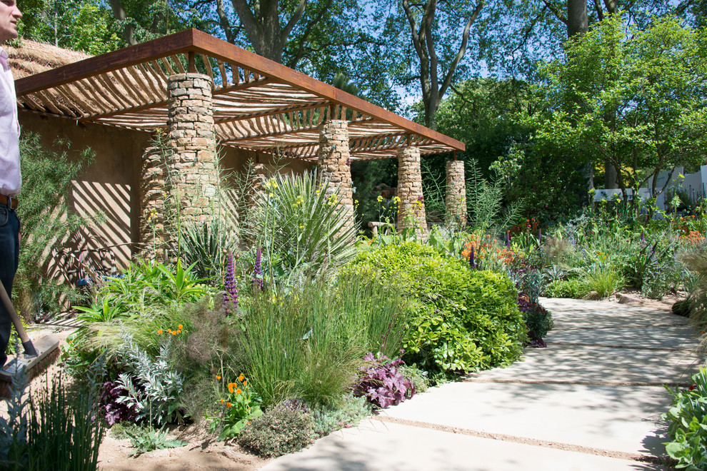 Cette photo montre un jardin sur cour méditerranéen de taille moyenne avec une exposition ensoleillée et des pavés en pierre naturelle.