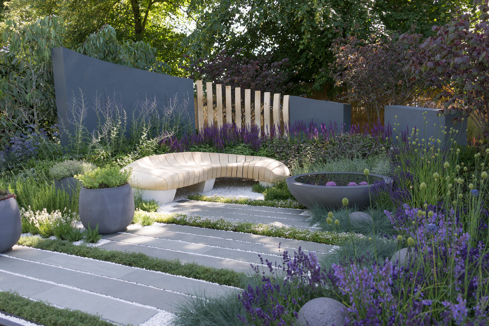 Foto de jardín contemporáneo de tamaño medio en patio trasero con exposición total al sol, adoquines de piedra natural y estanque