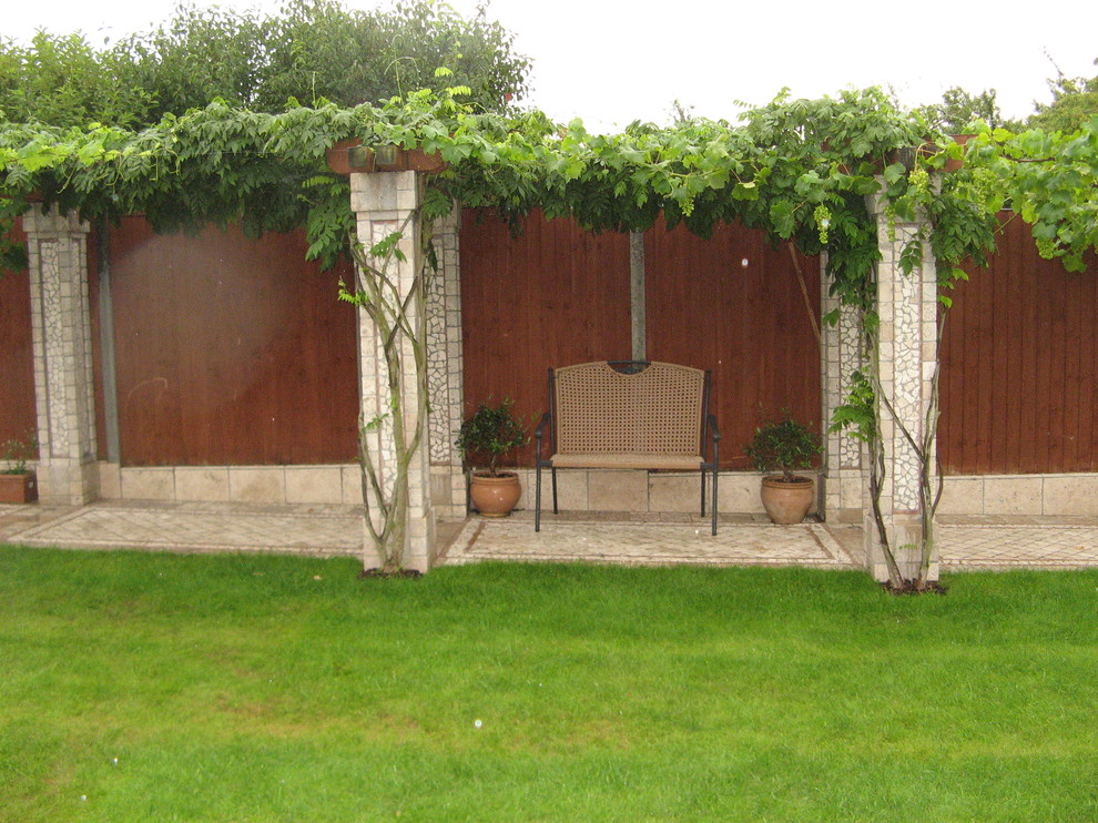 Photo of a modern garden in Buckinghamshire.