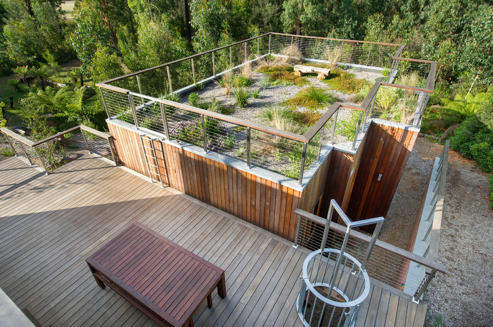 На фото: солнечный регулярный сад на крыше в современном стиле с хорошей освещенностью и настилом с