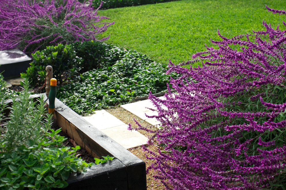 Idée de décoration pour un jardin potager arrière méditerranéen au printemps avec une exposition ensoleillée et des pavés en pierre naturelle.