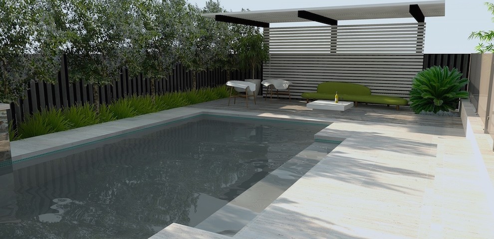 Mittelgroßer Moderner Garten im Sommer, hinter dem Haus mit Wasserspiel, direkter Sonneneinstrahlung und Dielen in Perth