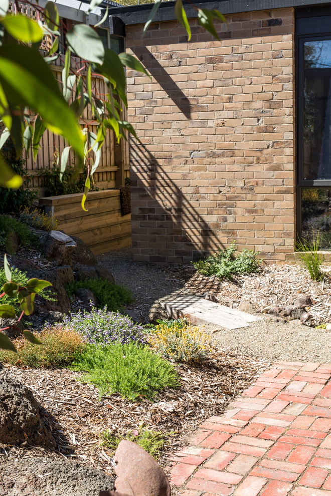 Стильный дизайн: маленький солнечный засухоустойчивый сад на внутреннем дворе в стиле ретро с хорошей освещенностью и мощением клинкерной брусчаткой для на участке и в саду - последний тренд