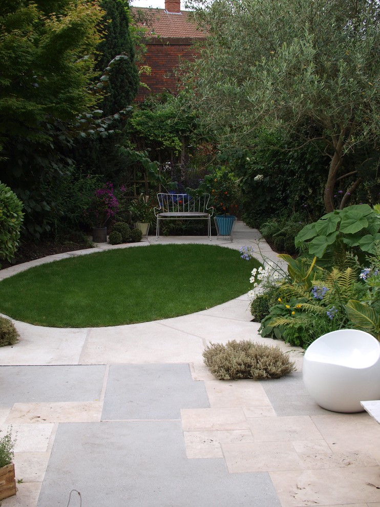 Design ideas for an eclectic landscaping in London.