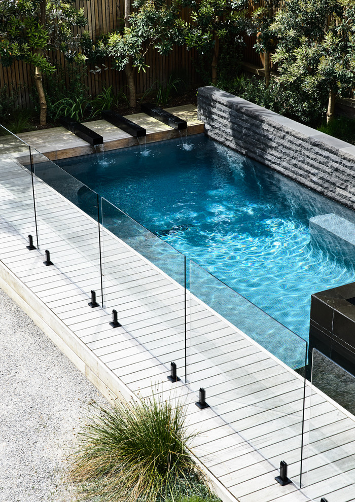 Idee per una piscina design di medie dimensioni