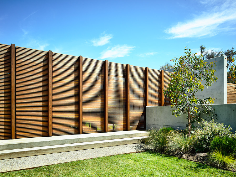Стильный дизайн: участок и сад среднего размера в современном стиле - последний тренд