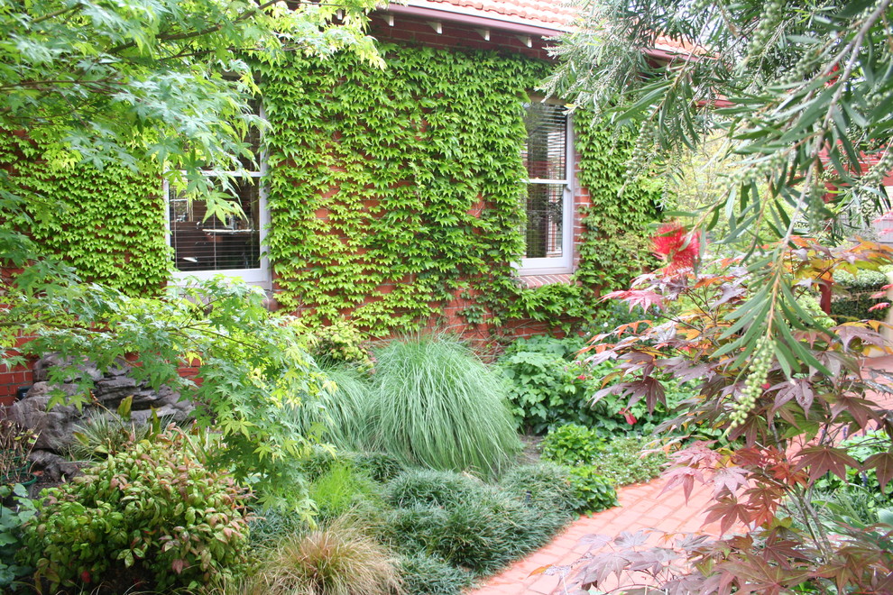 Ispirazione per un giardino classico in autunno con pavimentazioni in mattoni