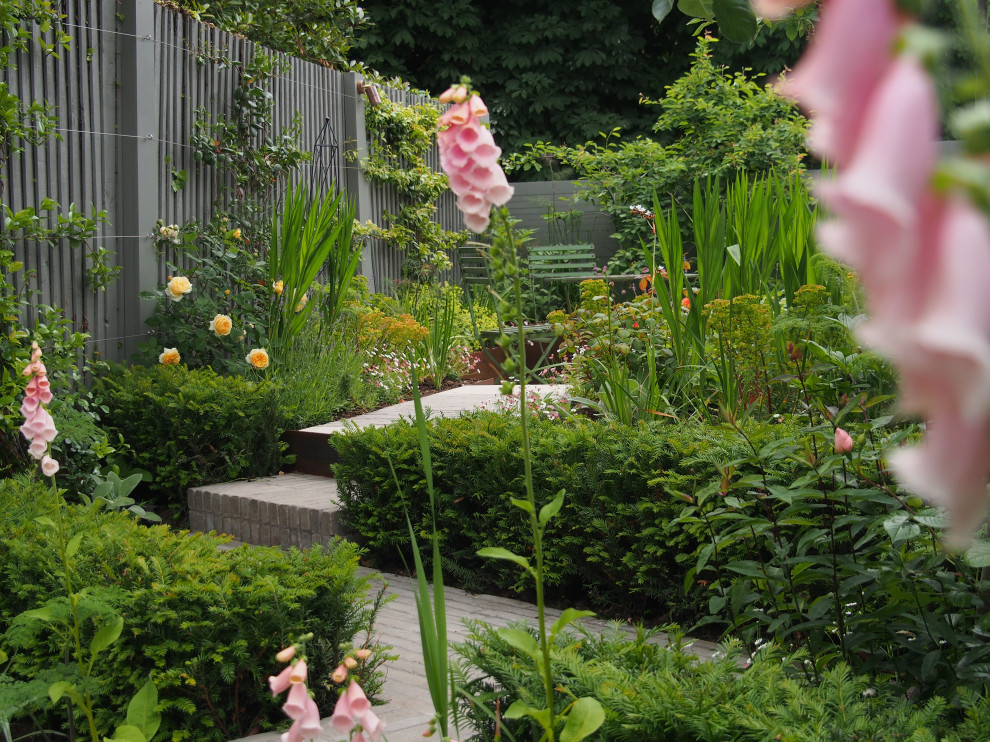 Foto di un piccolo giardino contemporaneo dietro casa con pavimentazioni in mattoni