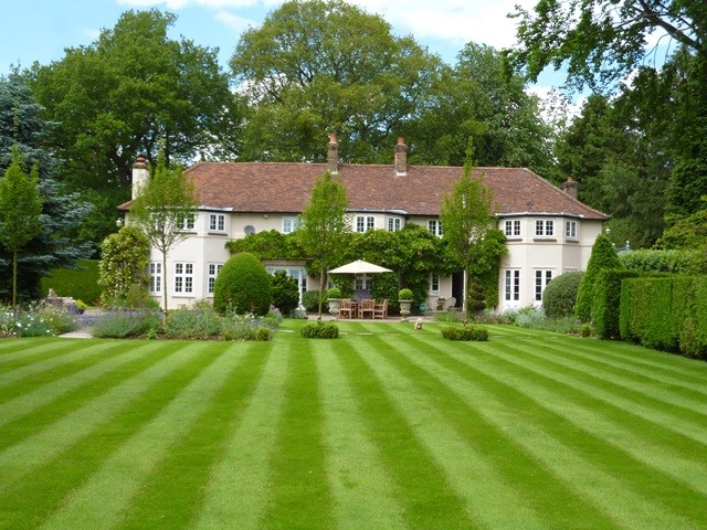Geometrischer, Großer Klassischer Garten hinter dem Haus in Hertfordshire