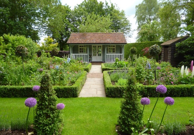 This is an example of a large traditional back garden in Hertfordshire.