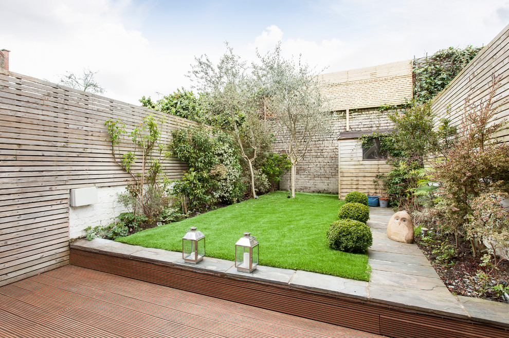 Идея дизайна: участок и сад на заднем дворе в современном стиле с забором