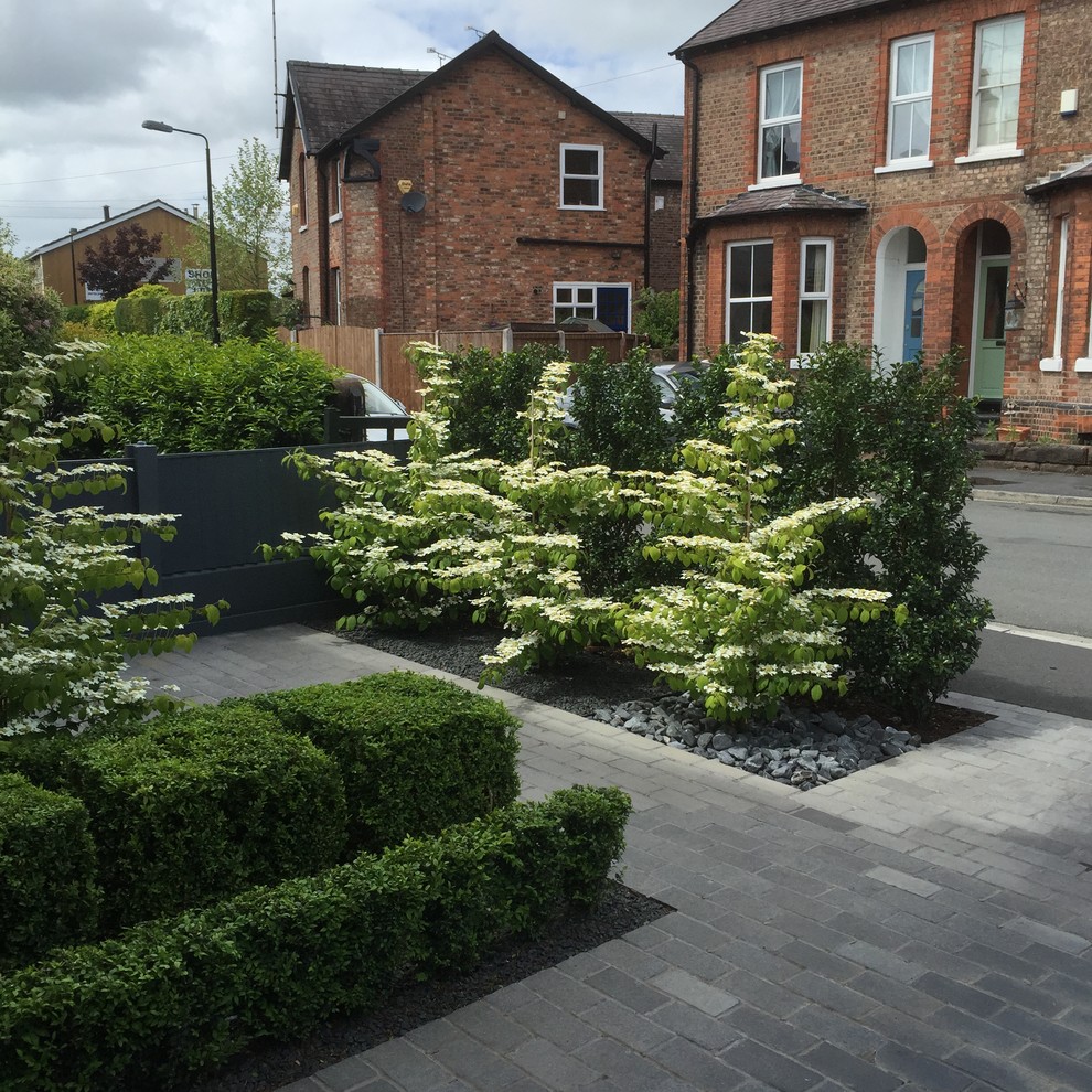 Geometrischer, Kleiner Moderner Garten mit Natursteinplatten in Manchester