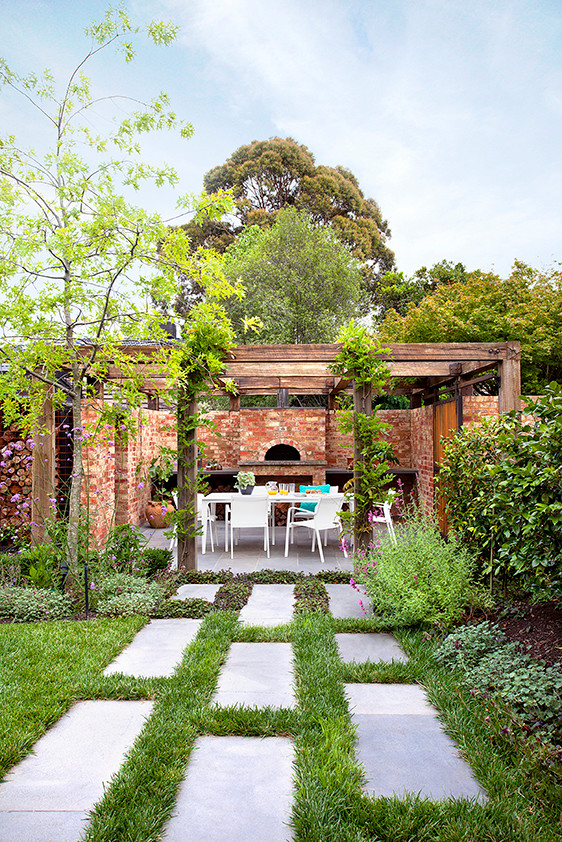 На фото: участок и сад на заднем дворе в современном стиле