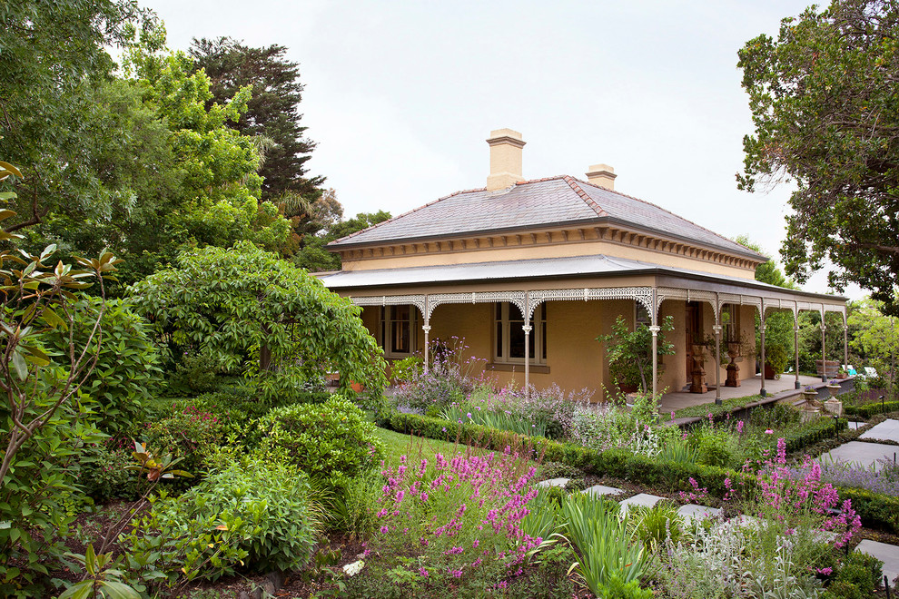 Источник вдохновения для домашнего уюта: регулярный сад на переднем дворе в классическом стиле с садовой дорожкой или калиткой