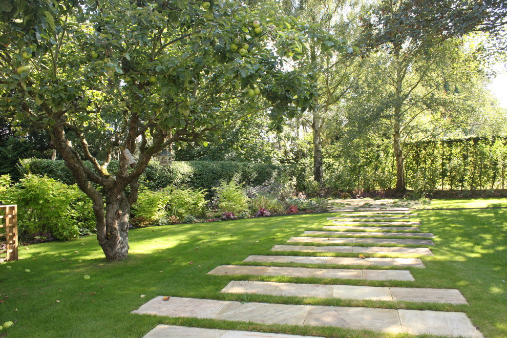 На фото: участок и сад в стиле модернизм с
