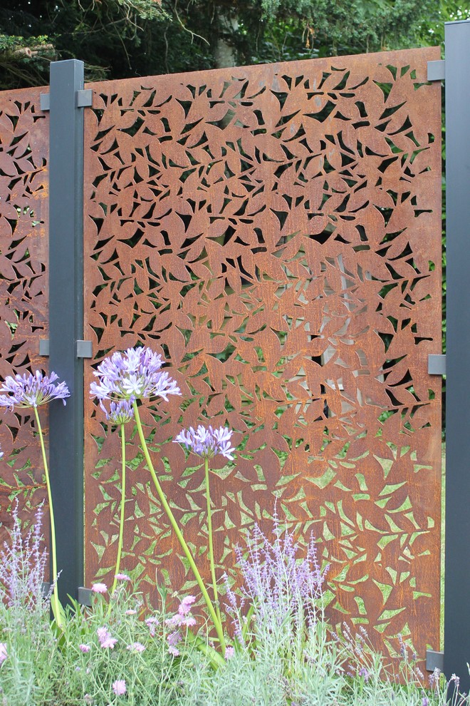 サリーにあるコンテンポラリースタイルのおしゃれな庭の写真