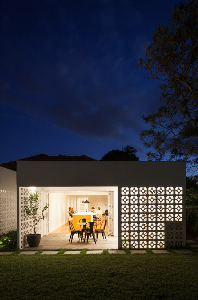 Стильный дизайн: летний участок и сад среднего размера на заднем дворе в современном стиле с полуденной тенью - последний тренд