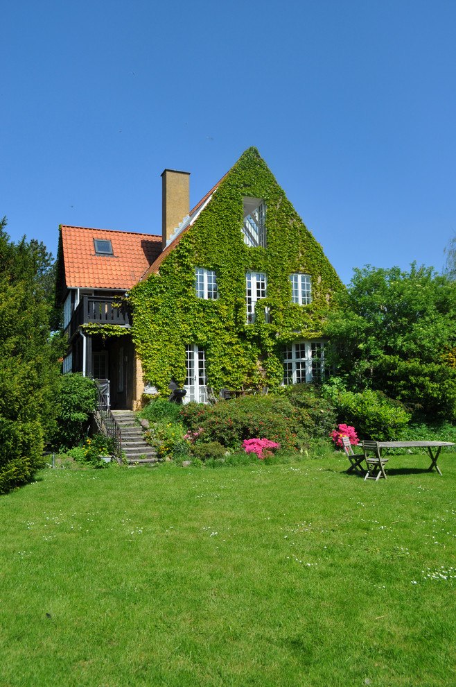 Foto de jardín clásico de tamaño medio en verano en patio trasero con jardín vertical y jardín francés