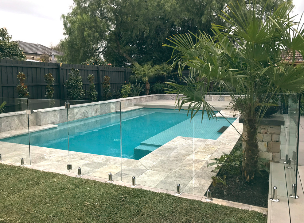 Источник вдохновения для домашнего уюта: большой бассейн на заднем дворе в современном стиле с покрытием из каменной брусчатки