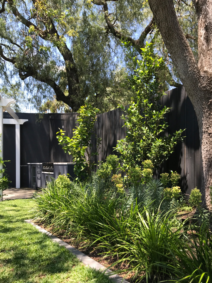 Пример оригинального дизайна: летний участок и сад среднего размера на заднем дворе в классическом стиле с полуденной тенью и покрытием из каменной брусчатки