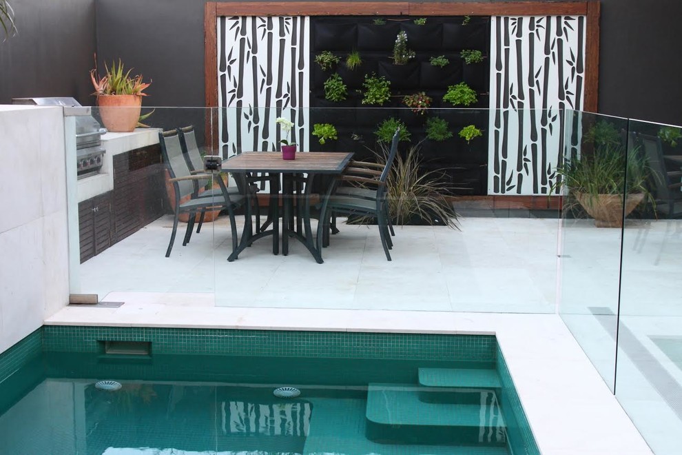 Ispirazione per un giardino minimal esposto a mezz'ombra di medie dimensioni e dietro casa con pavimentazioni in cemento