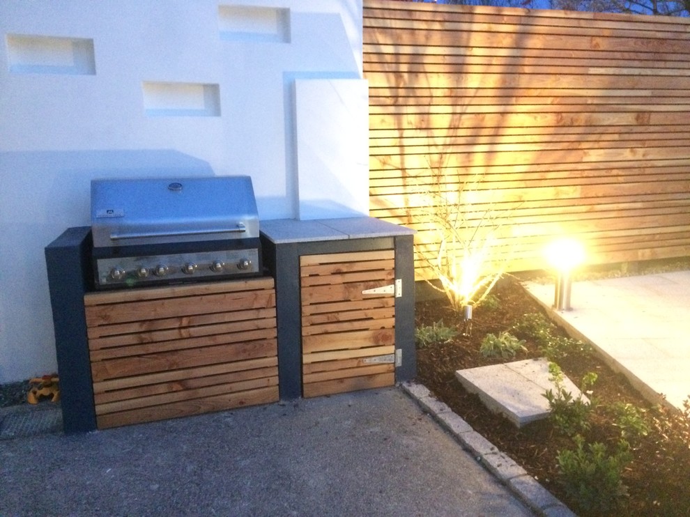 Ejemplo de jardín contemporáneo de tamaño medio en verano en patio trasero con exposición total al sol