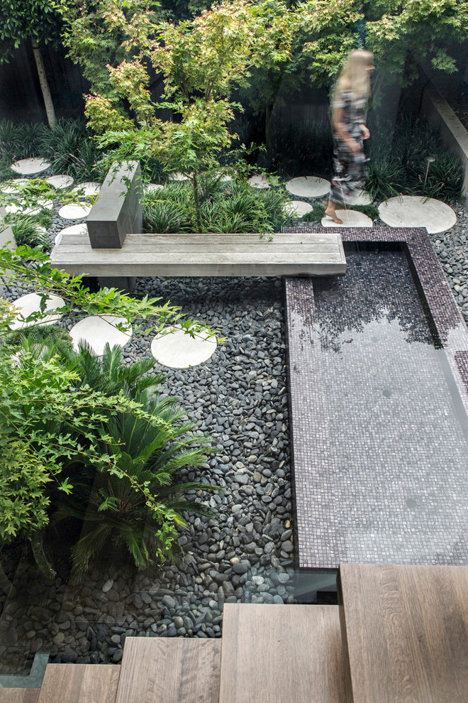 メルボルンにあるコンテンポラリースタイルのおしゃれな横庭 (池、コンクリート敷き	) の写真