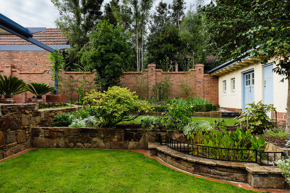 Пример оригинального дизайна: участок и сад на заднем дворе в стиле кантри