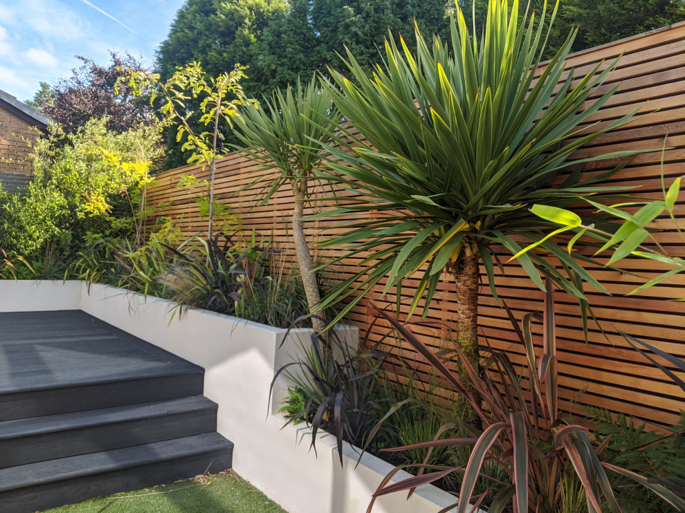 Idee per un giardino minimal esposto in pieno sole di medie dimensioni e dietro casa in estate con pedane e recinzione in legno