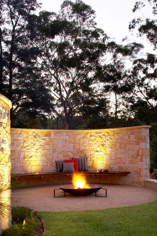 Großer Moderner Patio mit Feuerstelle und Natursteinplatten in Sydney
