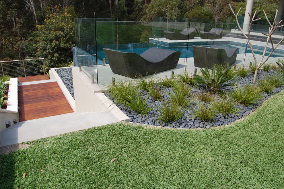 Идея дизайна: регулярный сад на склоне в современном стиле с полуденной тенью и покрытием из каменной брусчатки