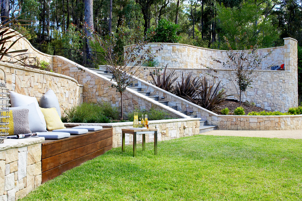 Пример оригинального дизайна: большой регулярный сад на склоне в современном стиле с полуденной тенью и покрытием из каменной брусчатки