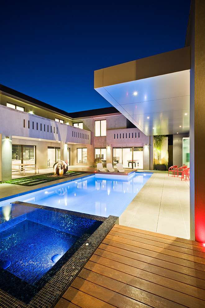 Mittelgroßer Moderner Garten hinter dem Haus mit Dielen und Wasserspiel in Melbourne