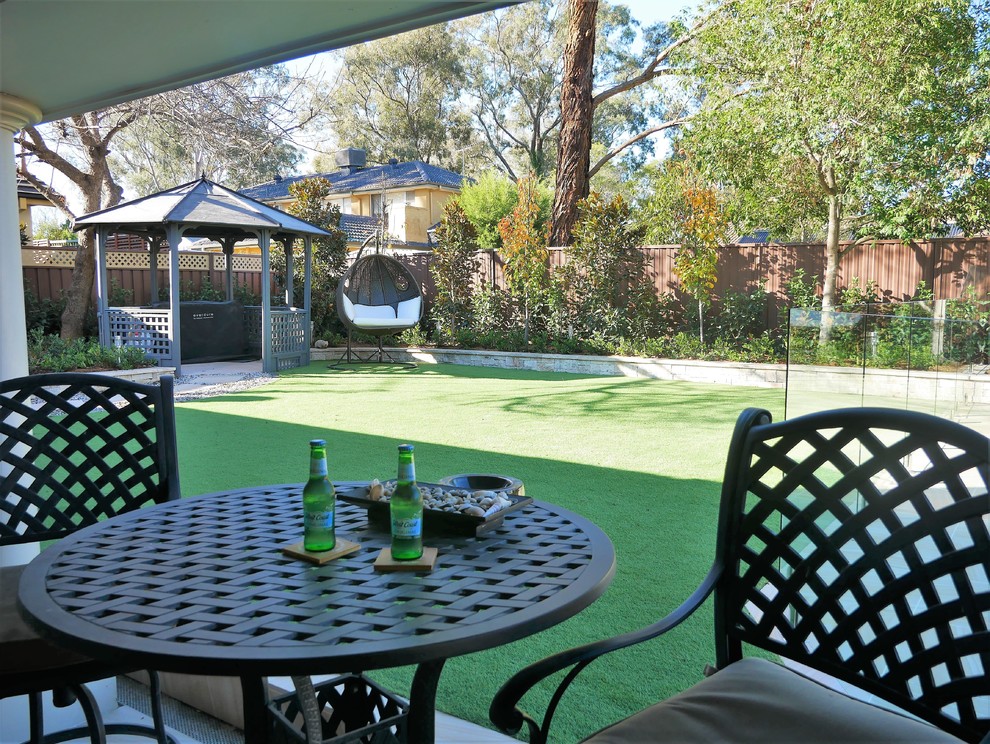 Mittelgroße, Geometrische Moderne Gartenmauer im Sommer, hinter dem Haus mit direkter Sonneneinstrahlung und Natursteinplatten in Sydney