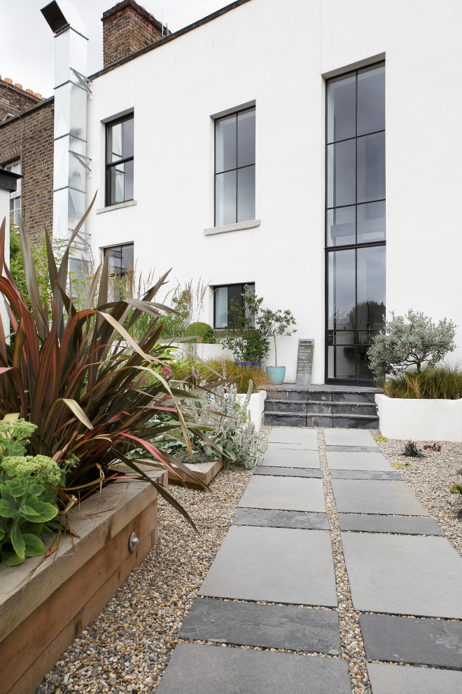 This is an example of a contemporary garden in Dublin.