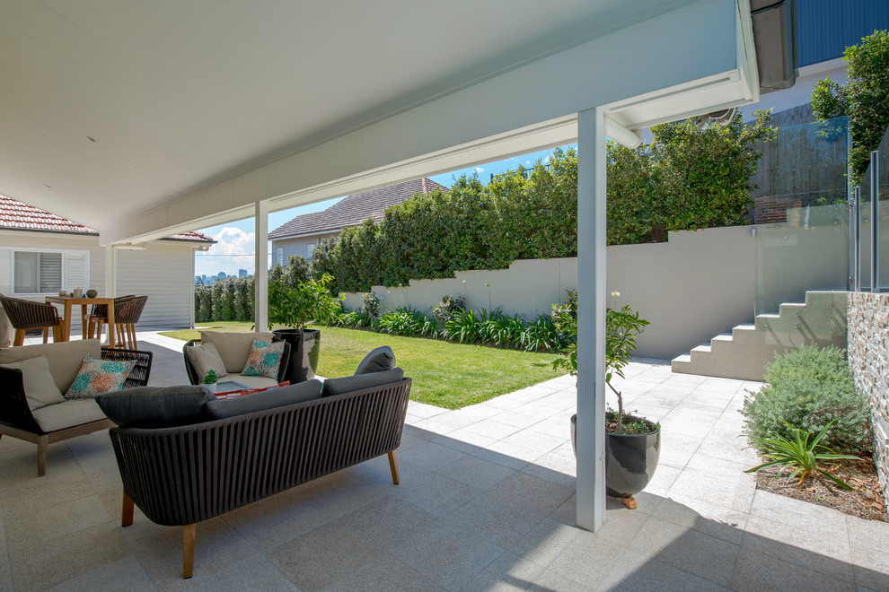 Ispirazione per un piccolo giardino minimalista esposto a mezz'ombra dietro casa in estate con un muro di contenimento e pavimentazioni in pietra naturale