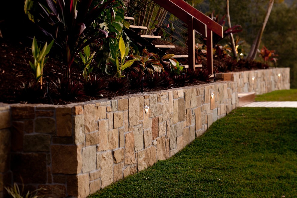 Inspiration pour un très grand jardin arrière minimaliste avec un mur de soutènement.