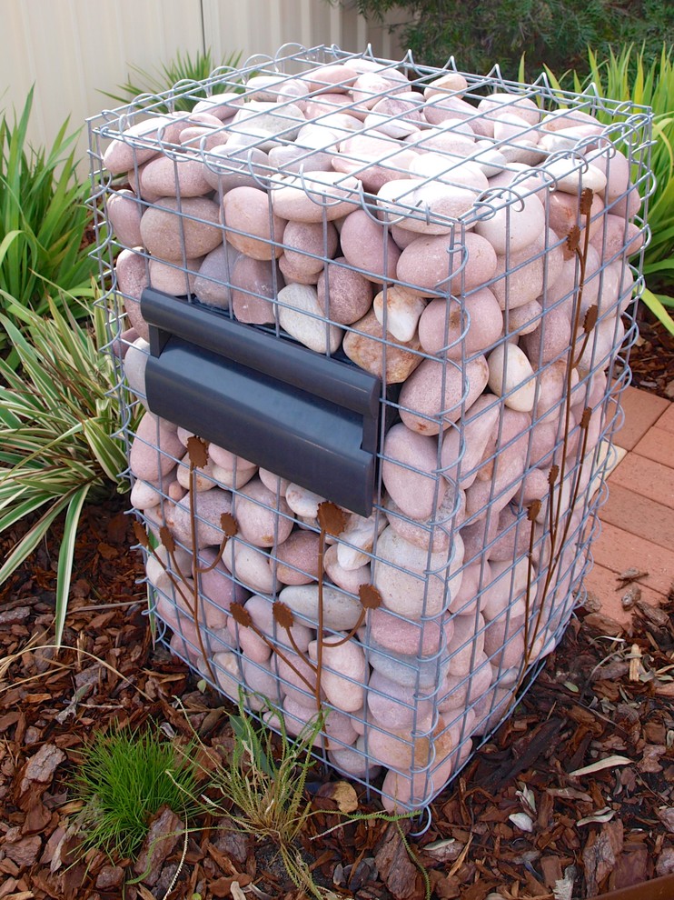 Design ideas for a contemporary landscaping in Perth.