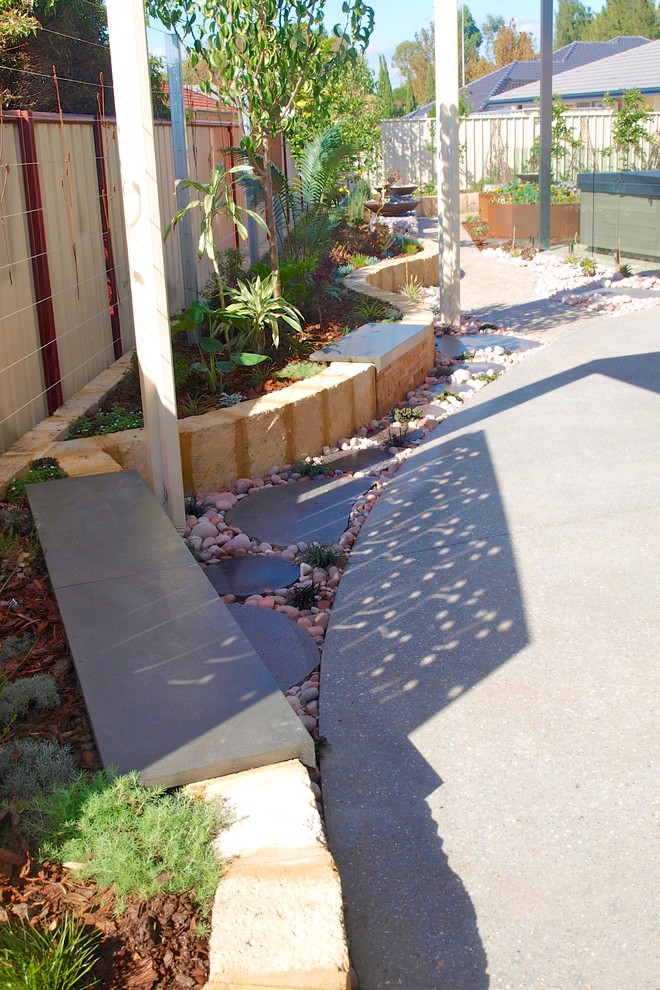 Photo of a contemporary landscaping in Perth.