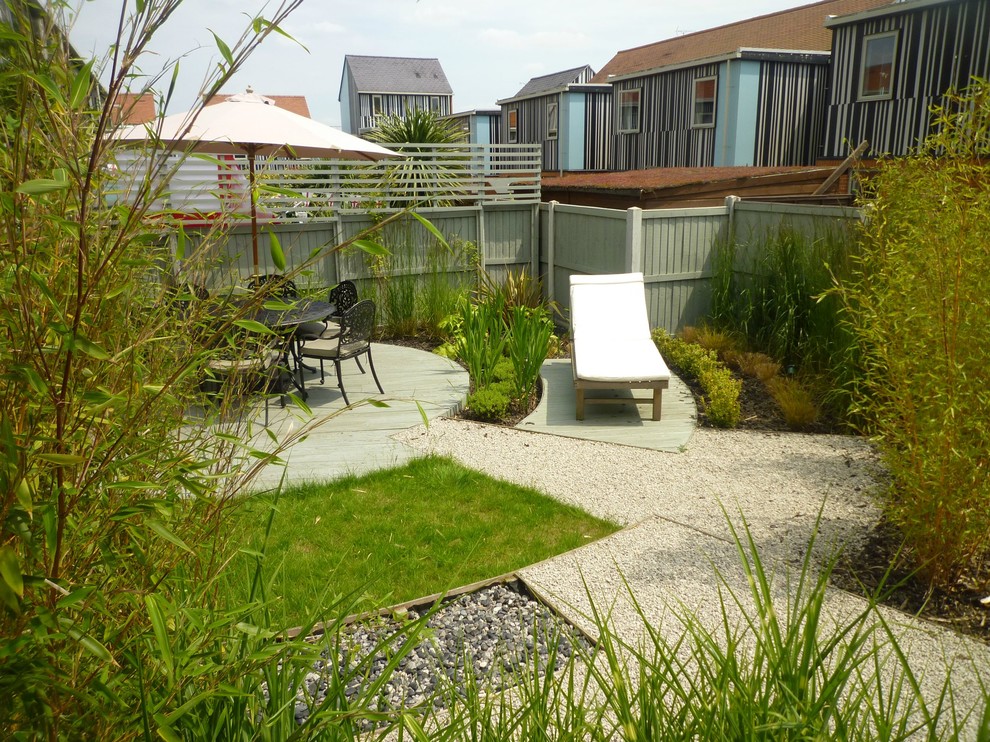 ハートフォードシャーにある小さなコンテンポラリースタイルのおしゃれな庭 (庭への小道、デッキ材舗装) の写真