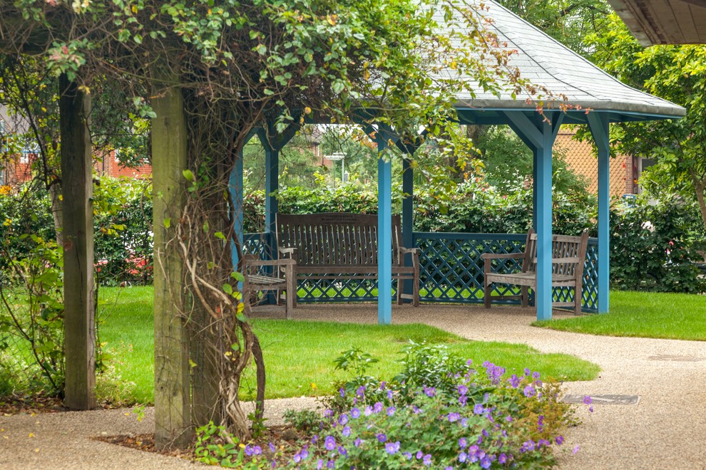 サリーにある高級な広いトラディショナルスタイルのおしゃれな整形庭園 (庭への小道、半日向、傾斜地) の写真