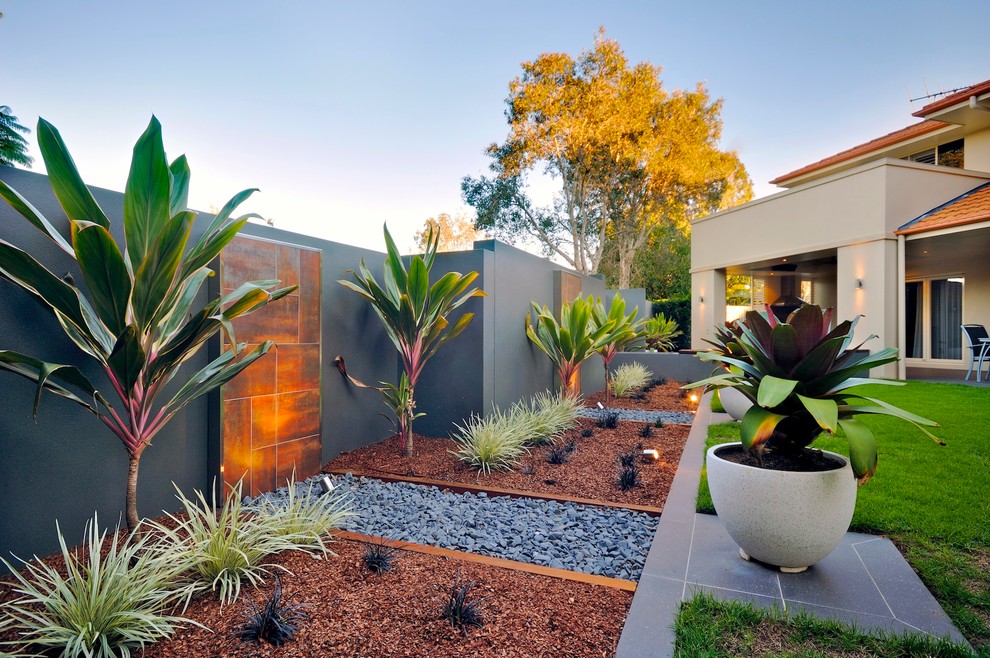 Стильный дизайн: большой участок и сад на заднем дворе в современном стиле - последний тренд