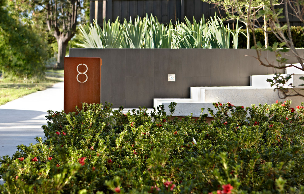 Medium sized contemporary back garden in Melbourne.