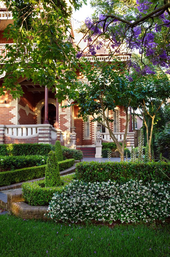 シドニーにあるトラディショナルスタイルのおしゃれな前庭の写真