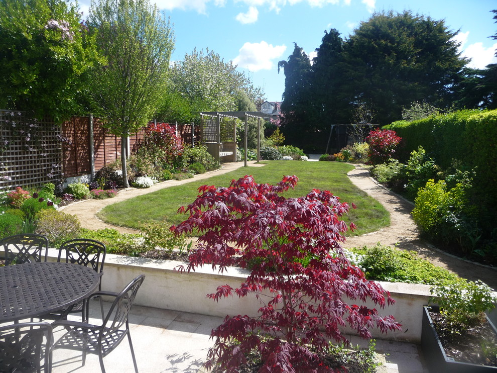 Immagine di un giardino country esposto a mezz'ombra di medie dimensioni e dietro casa con pavimentazioni in pietra naturale