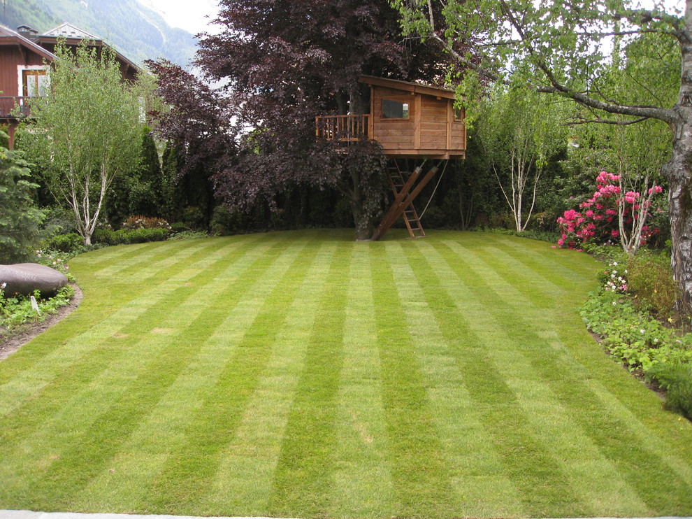 Ispirazione per un grande giardino chic dietro casa