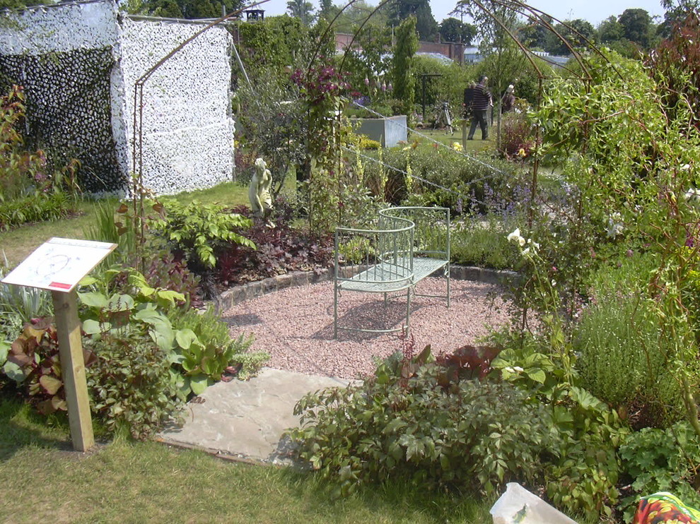 На фото: участок и сад на переднем дворе в классическом стиле с садовой дорожкой или калиткой