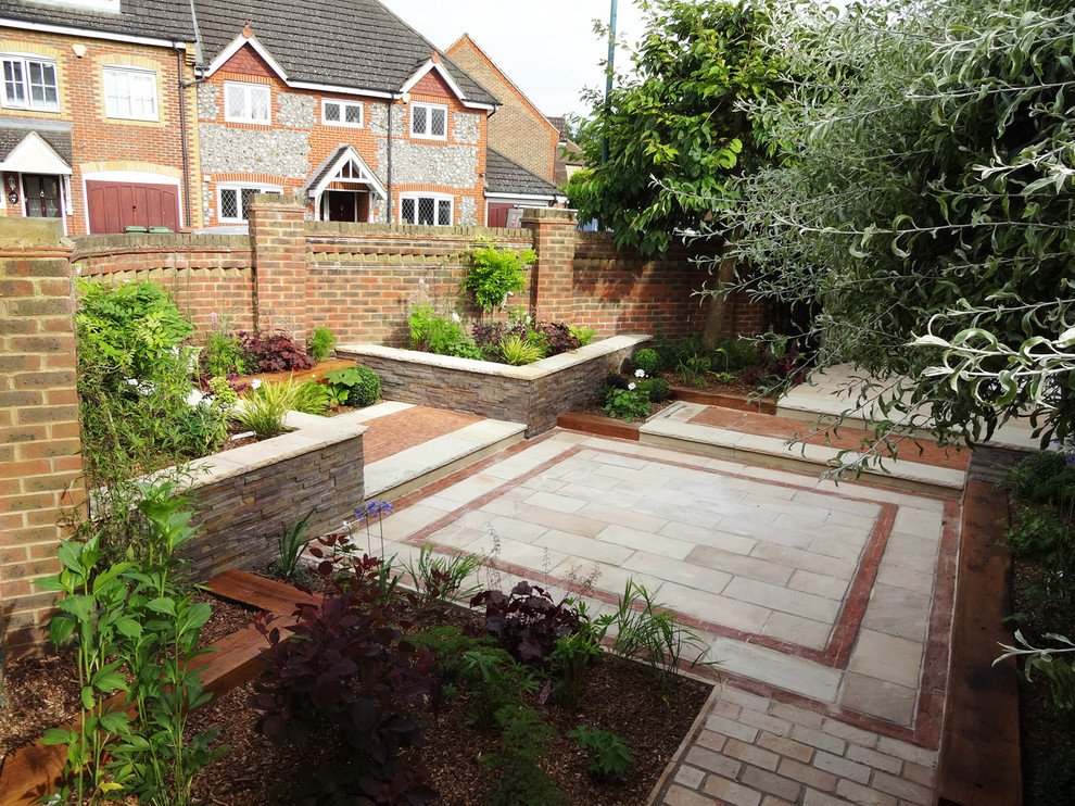 Geometrischer, Mittelgroßer, Halbschattiger Moderner Garten im Sommer, hinter dem Haus mit Natursteinplatten in Sussex